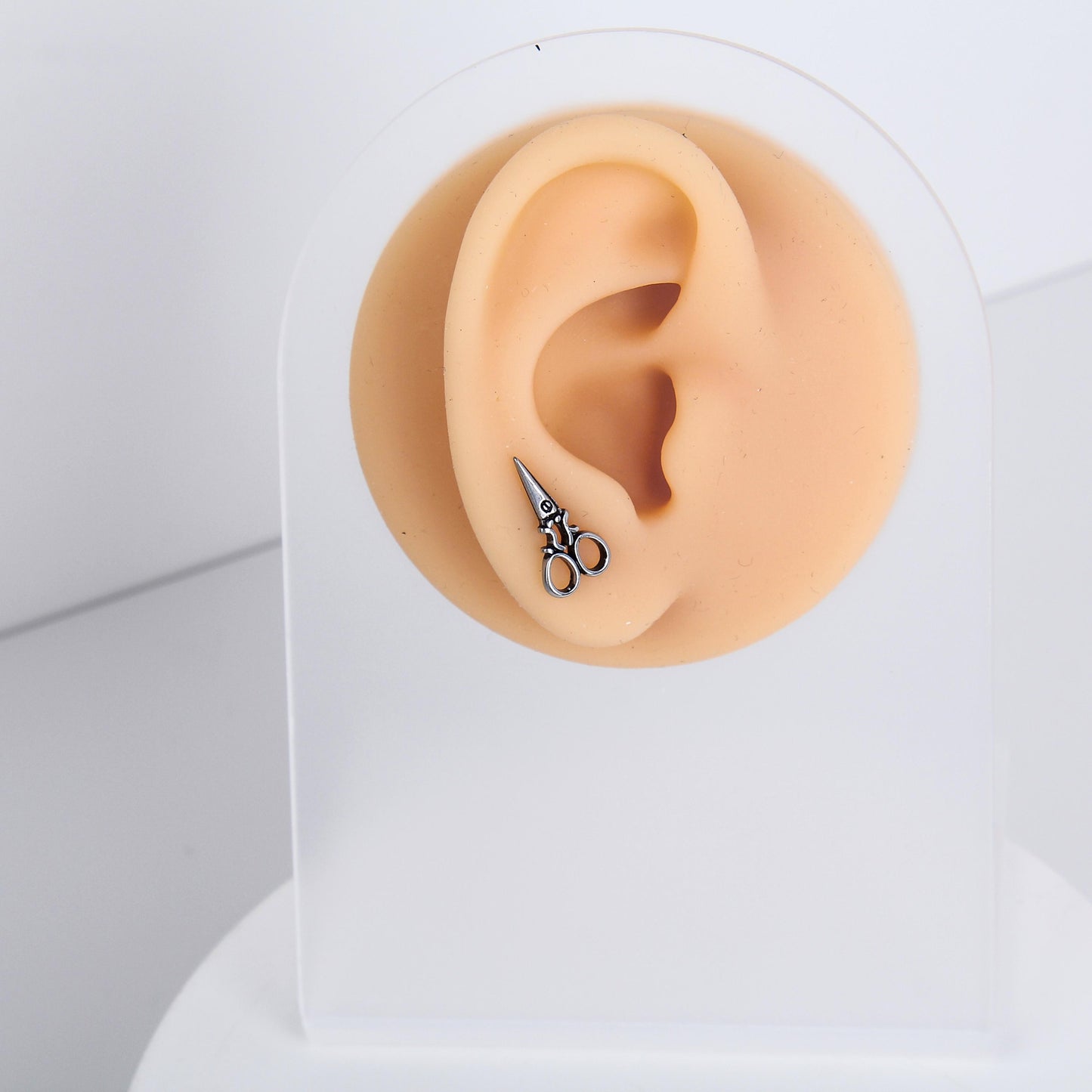 1 count/Punk Gothic Scissors Stud Earring, Vintage Stud Earring with Flat Back,Halloween Party Cosplay,–Titanium Stud, Earlobe Earring, Helix Cartilage Earring for Men and Women,