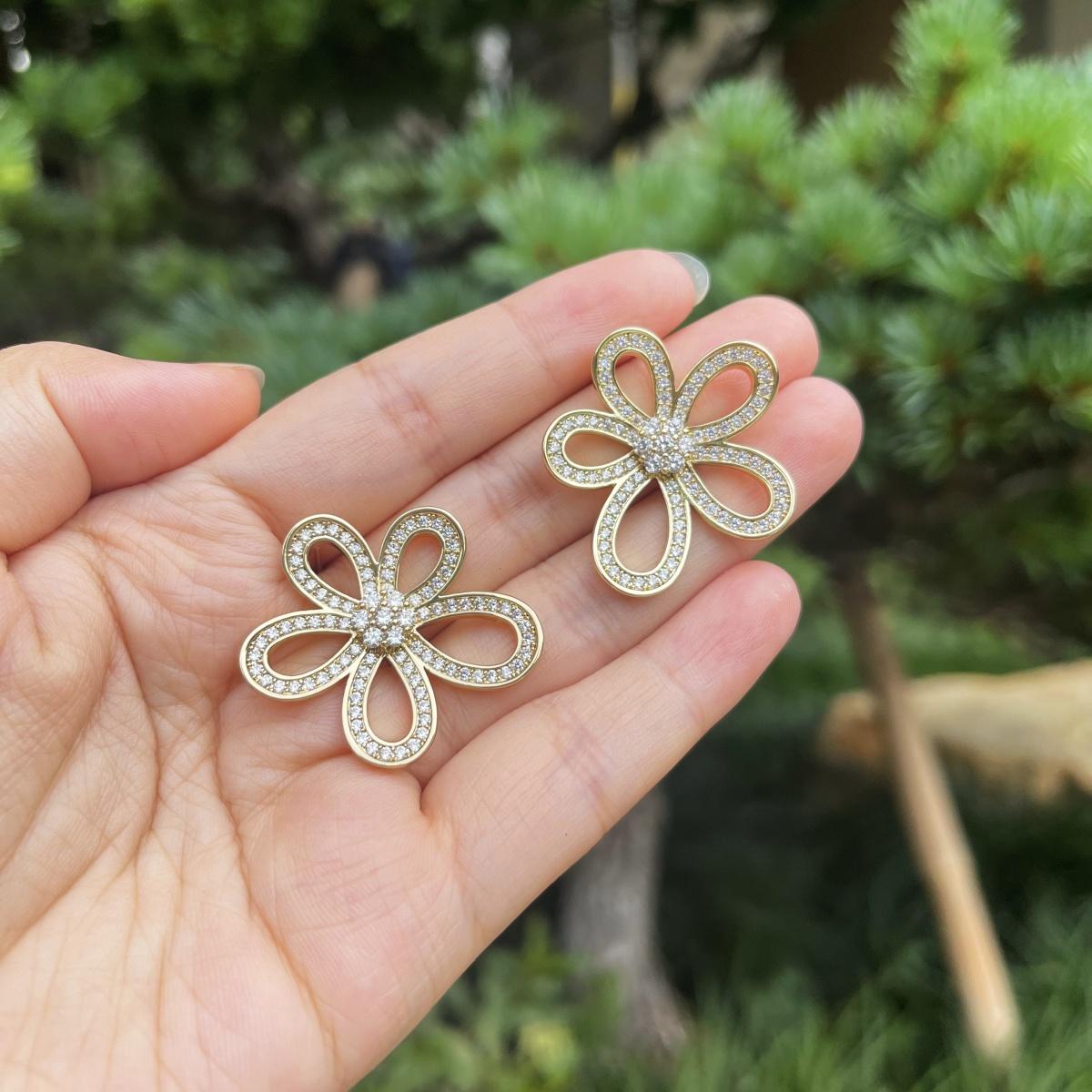 Elegant Sparkling Sunflower Stud Earrings with Zircons - Exquisite Copper Sunflower Earring for Women and Girls, Ideal Daily Accessory and Unforgettable Gift for Special Moments