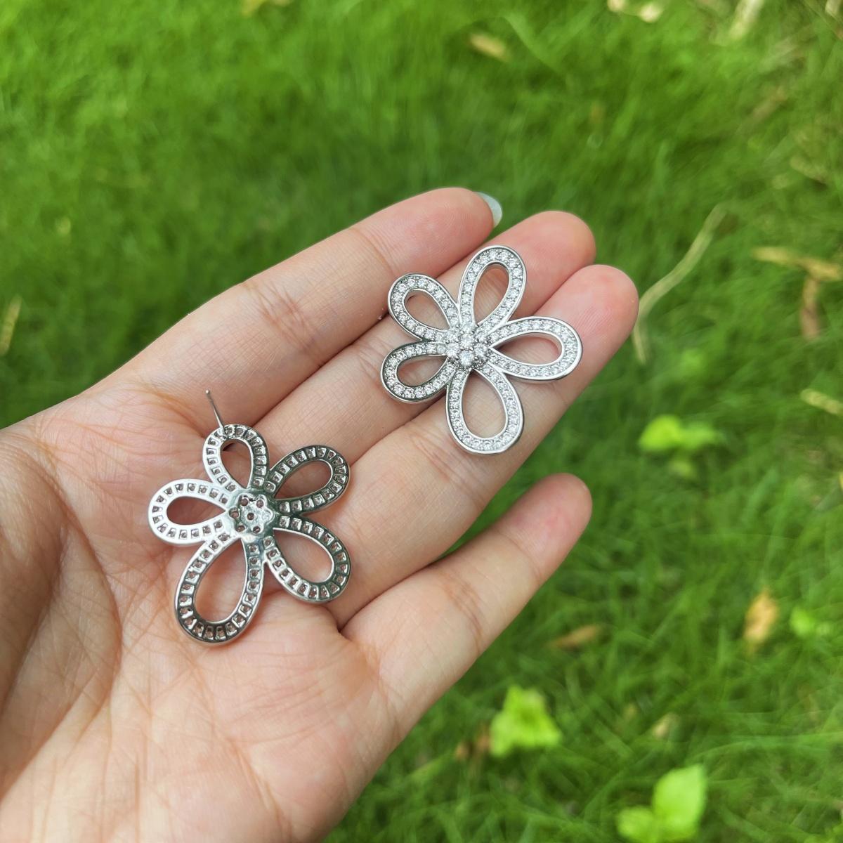 Elegant Sparkling Sunflower Stud Earrings with Zircons - Exquisite Copper Sunflower Earring for Women and Girls, Ideal Daily Accessory and Unforgettable Gift for Special Moments