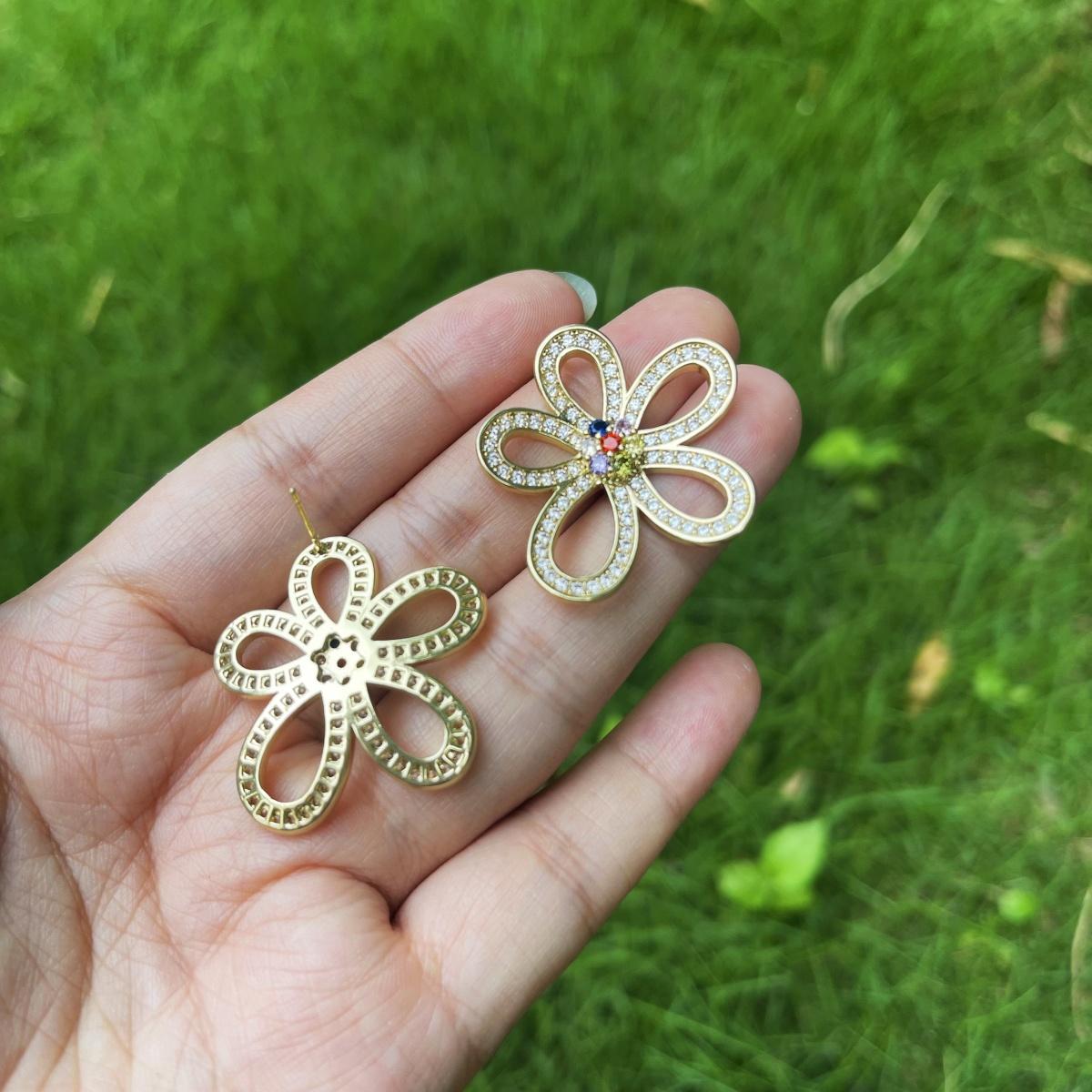 Elegant Sparkling Sunflower Stud Earrings with Zircons - Exquisite Copper Sunflower Earring for Women and Girls, Ideal Daily Accessory and Unforgettable Gift for Special Moments