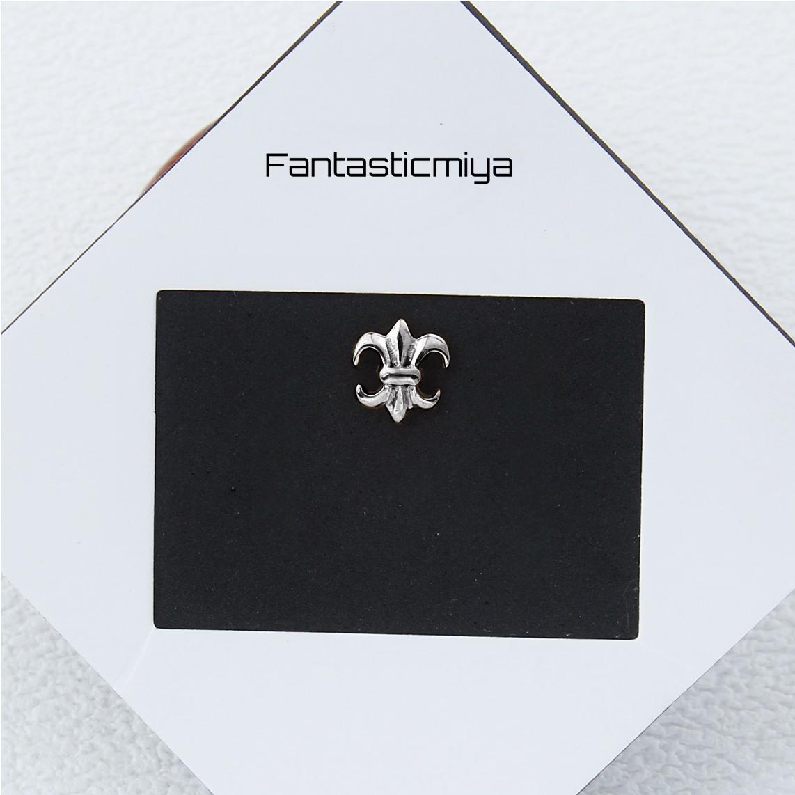 1 Count of Punk Fleur-de-Lis Gothic Stud Earrings: Vintage Style with Flat Back – Titanium Stud, Hypoallergenic Steel Helix Cartilage Earring for Men and Women, Ideal for Halloween Party Cosplay