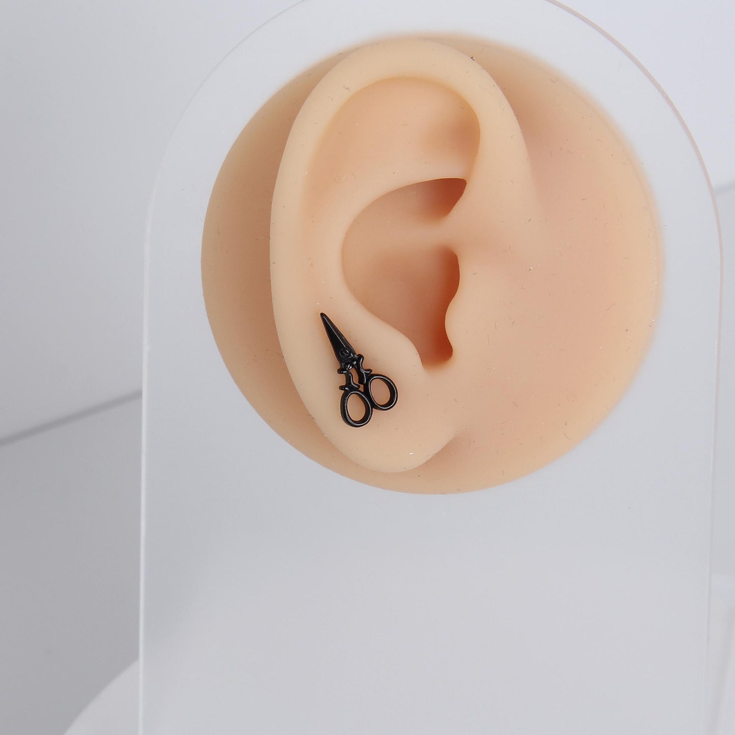 1 count/Punk Gothic Scissors Stud Earring, Vintage Stud Earring with Flat Back,Halloween Party Cosplay,–Titanium Stud, Earlobe Earring, Helix Cartilage Earring for Men and Women,