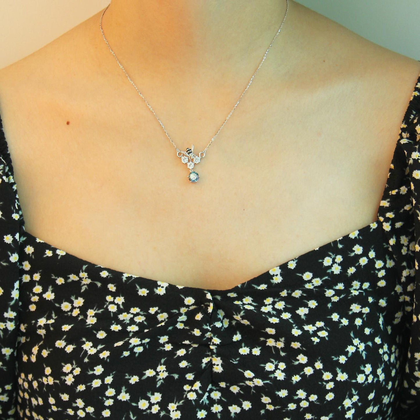 S925 Sterling Silver Necklace with Synthetic Moissanite Pendant – Unique Bee and Honeycomb Design, Round Cut 1 Carat Stone, Hypoallergenic, Dainty Gift for Women, Gift Box Included