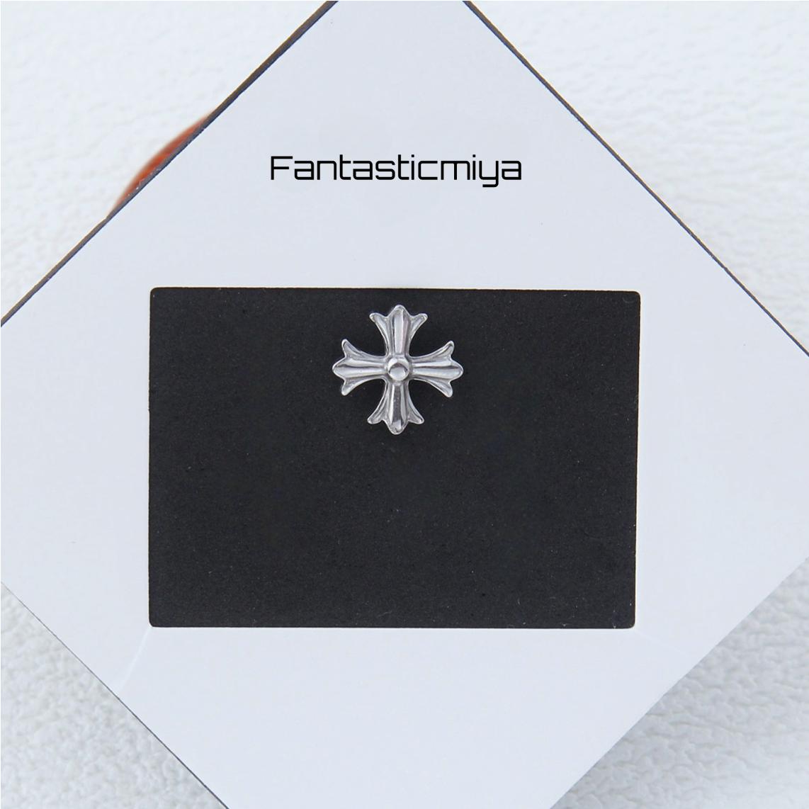 1 count/ Punk Gothic Cross Stud Earring, Vintage Stud Earring with Flat Back –Titanium Stud, Earlobe Earring, Helix Cartilage Earring for Men and Women