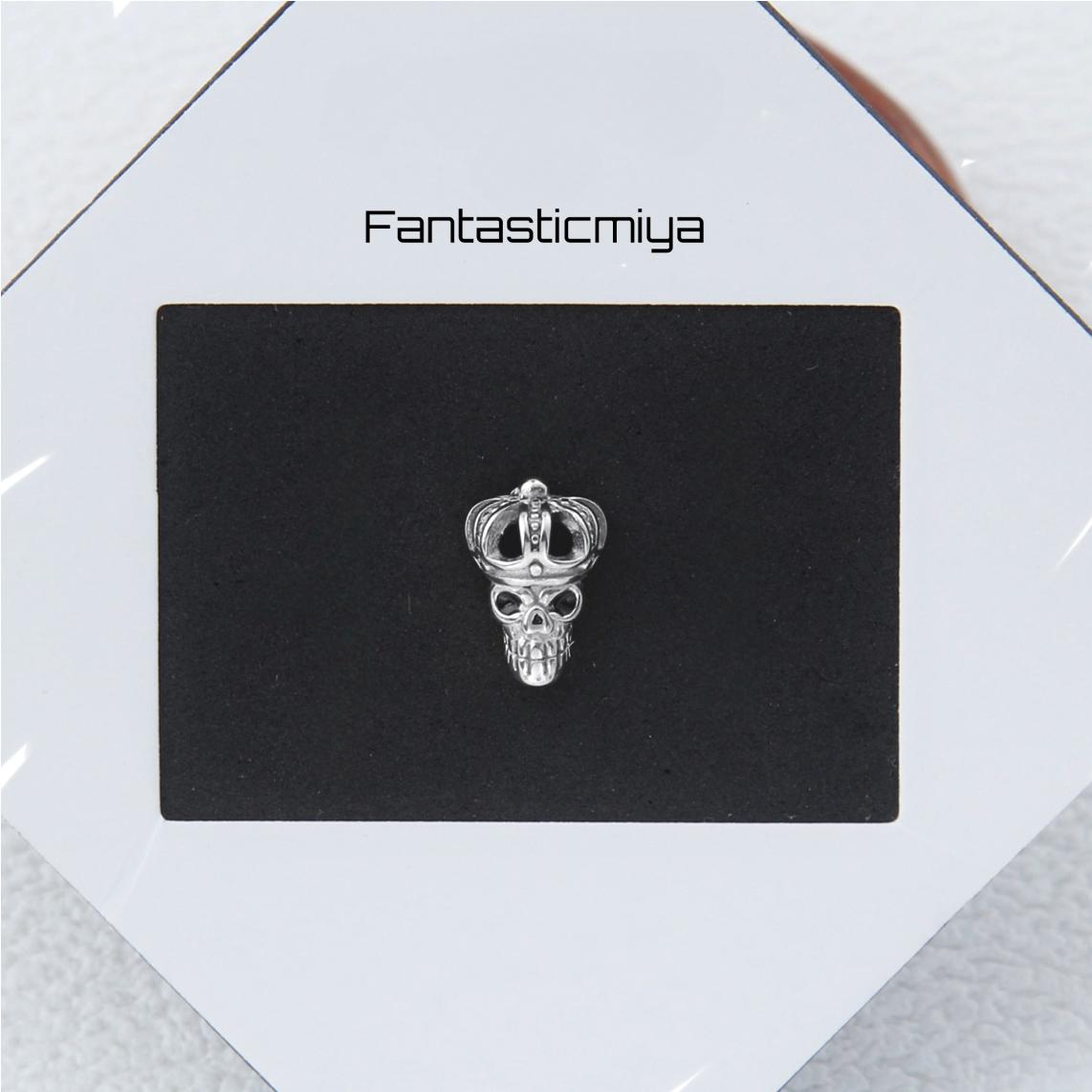1 Count of Punk Ghost King Gothic Stud Earrings: Vintage Style with Flat Back – Titanium Stud, Hypoallergenic Steel Helix Cartilage Earring for Men and Women, Ideal for Halloween Party Cosplay"