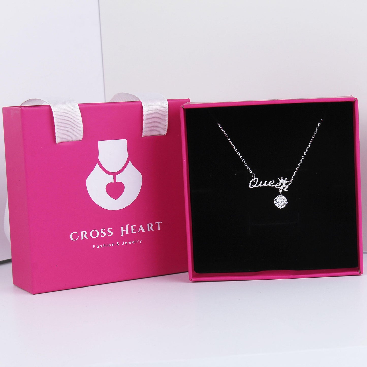 S925 Sterling Silver Necklace with Synthetic Moissanite Pendant – Letter Queen with A Moissanite Stone Pendant, 1 Carat Stone, Clavicle Chain Necklace, Hypoallergenic, Dainty Gift for Women, Gift Box Included