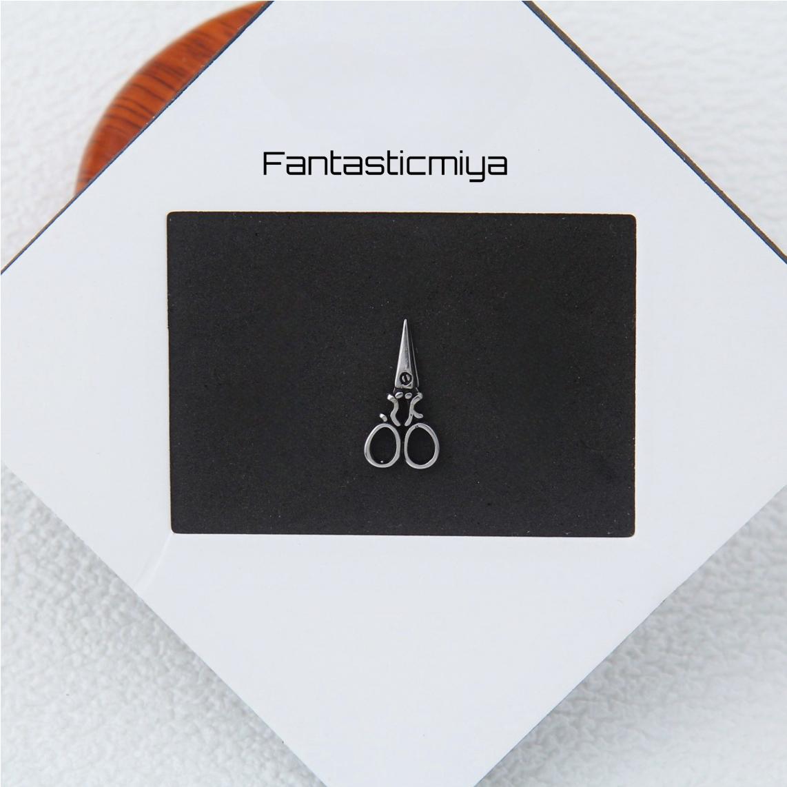 1 count/Punk Gothic Scissors Stud Earring, Vintage Stud Earring with Flat Back,Halloween Party Cosplay,–Titanium Stud, Earlobe Earring, Helix Cartilage Earring for Men and Women,