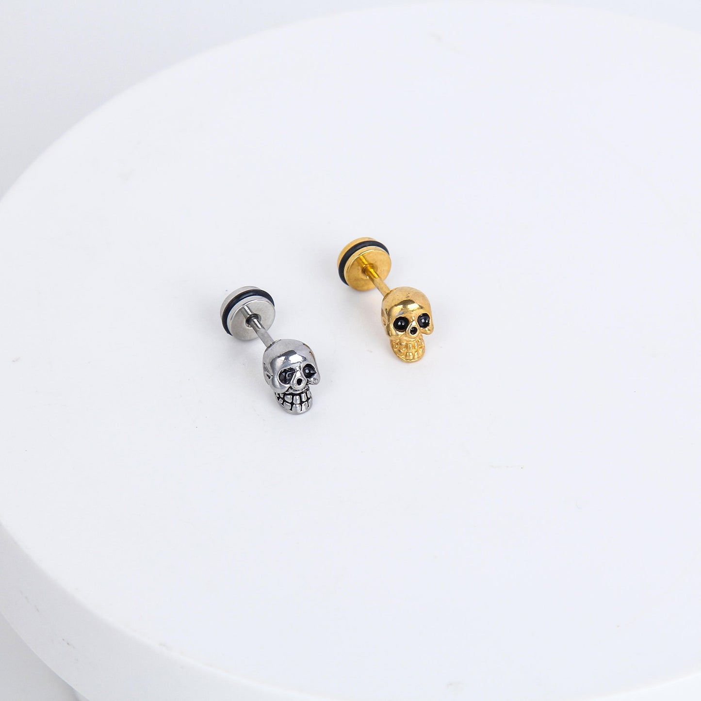 1 count/ Punk Gothic Skull Stud Earring, Vintage Stud Earring with Flat Back, Hallloween Party Cosplay – Titanium Stud, Earlobe Earring, Helix Cartilage Earring for Men and Women,