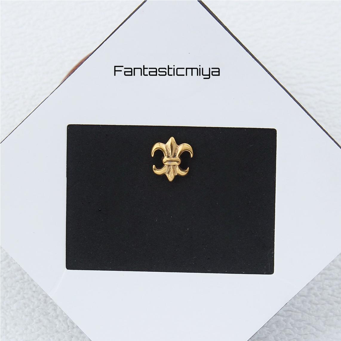 1 Count of Punk Fleur-de-Lis Gothic Stud Earrings: Vintage Style with Flat Back – Titanium Stud, Hypoallergenic Steel Helix Cartilage Earring for Men and Women, Ideal for Halloween Party Cosplay