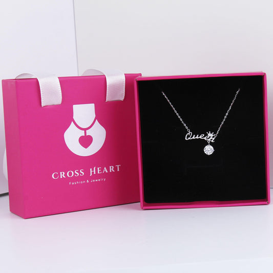 S925 Sterling Silver Necklace with Synthetic Moissanite Pendant – Letter Queen with A Moissanite Stone Pendant, 1 Carat Stone, Clavicle Chain Necklace, Hypoallergenic, Dainty Gift for Women, Gift Box Included